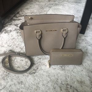 Michael Kors Selma Size Medium Color Dune